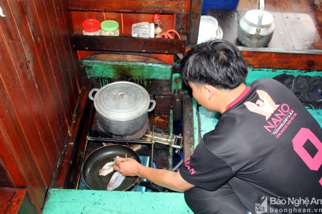 Bếp trên tàu được để ở một góc nhỏ nhằm tiết kiệm diện tích vốn chật chội, sau khi dùng xong, khu vực này được đậy lại bằng ván để lấy chỗ sinh hoạt. Ảnh. Tiến Hùng.