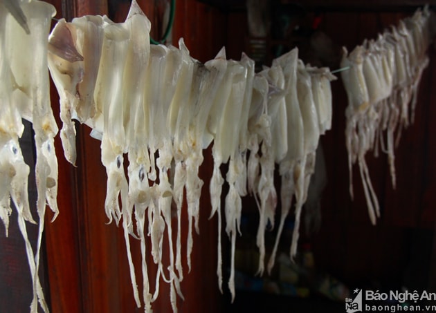 Trên tàu được mang theo nhiều đồ ăn từ trong đất liền nhưng thức ăn chủ yếu vẫn là hải sản đánh bắt được. Ảnh. Tiến Hùng.