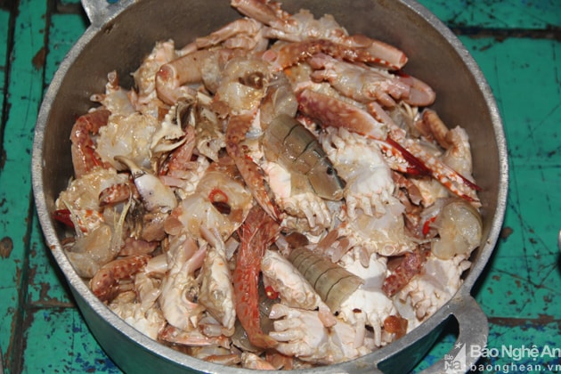 Một nồi thức ăn thường thấy trong bữa cơm của ngư dân. Ảnh. Tiến Hùng.