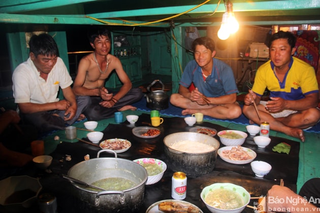 Những hôm làm việc đến 3h sáng, họ ăn cơm và nghỉ ngơi khoảng hơn 1 tiếng, sau đó lại tiếp tục công việc cho ngày mới.