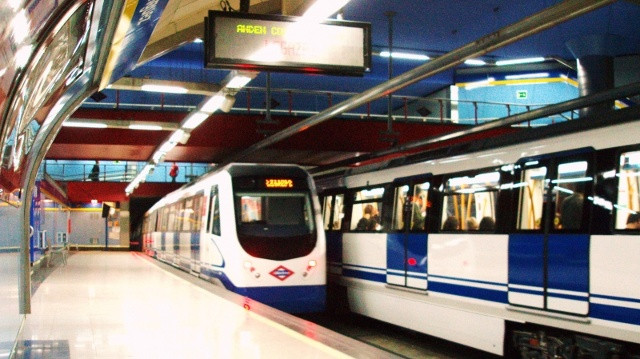 Hệ thống tàu điện ngầm Madrid, Tây Ban nha là cái tên đứng thứ 3 trong danh sách, có 300 nhà ga, thua Metro de Paris 3 nhà ga. Hệ thống này được mở cửa từ năm 1919 và được coi là một trong những hệ thống tàu điện ngầm có tốc độ mở rộng nhanh nhất thế giới. Đến nay, toàn tuyến có tổng chiều dài khoảng 293km.