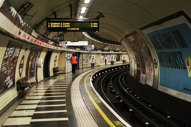 Hệ thống tàu điện ngầm London hay còn có tên “The Tube” là hệ thống lâu đời nhất thế giới, đón khách vào năm 1863 và đường tàu điện đầu tiên đi vào hoạt động năm 1890. Đây là hệ thống tàu điện ngầm dài thứ 3 thế giới với chiều dài 402 km và đón 1.2 tỷ lượt hành khách mỗi năm. Tuy nhiên, các tuyến tàu điện chỉ chạy ngầm khoảng 45% tổng chiều dài toàn tuyến, còn lại là chạy trên mặt đất. 