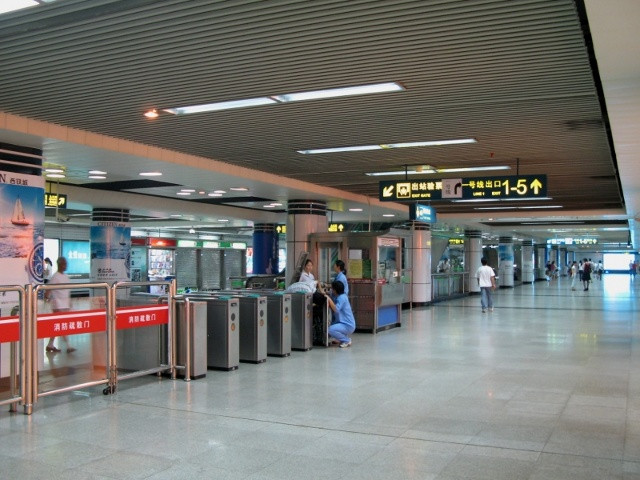 Hệ thống tàu điện ngầm Thượng Hải Trung Quốc tuy chỉ đứng thứ 6 trên thế giới nếu xét về số lượng nhà ga nhưng lại là hệ thống dài nhất thế giới với tổng chiều dài 538km và vẫn tiếp tục đang được mở rộng. Mới được khai trương vào năm 1993, hệ thống này được coi là một trong những thành tựu lớn của cách mạng hiện đại hóa Trung Quốc. Hệ thống phục vụ khoảng 2.5 tỷ lượt hành khách mỗi năm. 