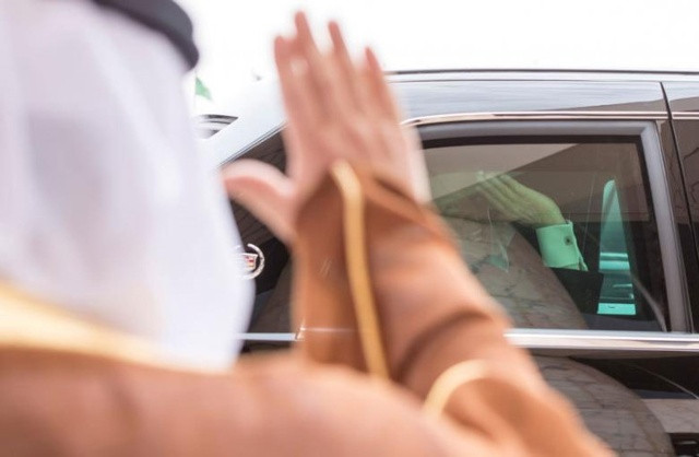 Tổng thống Mỹ Donald Trump vẫy chào khi đang ngồi trong xe trong lễ đón tiếp tại thủ đô Riyadh.