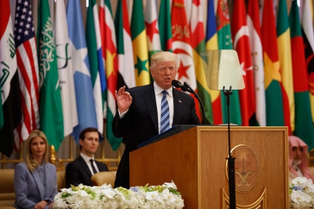 Tại Arab Saudi, Tổng thống Donald Trump có bài phát biểu đảo ngược quan điểm của ông về người Hồi giáo. Ảnh AP