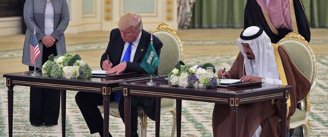 Tổng thống Donald Trump ký nhiều thỏa thuận quan trọng với Arab Saudi. Ảnh Reuters.