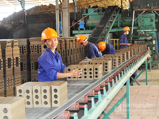 Dây chuyền sản xuất gạch của một doanh nghiệp ở huyện Tân Kỳ.Ảnh: P.V