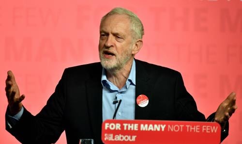 Thủ lĩnh Công đảng Anh Jeremy Corbyn  gọi đây là “sự việc kinh hoàng tại Manchester”, đồng thời chia sẻ cảm thông với gia đình các nạn nhân và động viên lực lượng cứu hộ. T