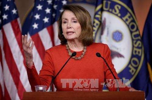 Lãnh đạo Phe thiểu số tại Hạ viện Mỹ, bà Nancy Pelosi, đã đăng lời tuyên bố về vụ việc trên mạng xã hội Twitter: “Nhân dân Hoa Kỳ ủng hộ người Manchester, Anh Quốc sau vụ việc rõ ràng là khủng bố diễn ra đêm nay”.