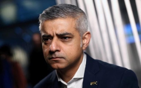 Thị trưởng thành phố London, ông Sadiq Khan, bày tỏ sự đoàn kết với Manchester. “London ủng hộ Manchester. Tâm tư chúng tôi hướng tới những người bị giết, bị thương đêm nay, và đội ngũ ứng phó gan dạ của chúng ta.”