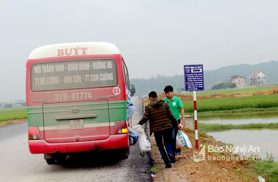 Xe buýt hoạt động trên tuyến đường mới N5. Ảnh: Nguyên Sơn