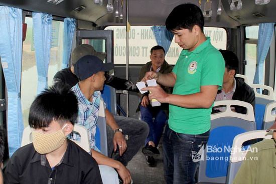Nhân viên kiểm soát vé trên xe buýt, tuyến TP Vinh - Con Cuông. Ảnh: Nguyên Sơn