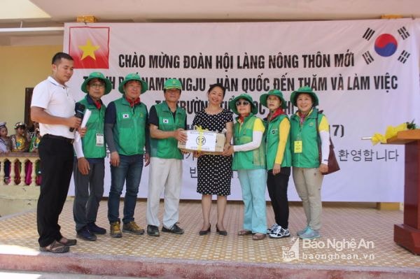 Đại diện Hội làng nông thôn mới thành phố Namjangju trao quà cho Trường Tiểu học Nghi Đức. Ảnh: Thiên Thiên