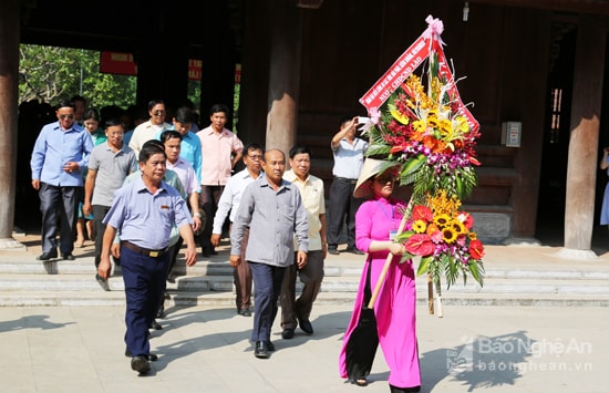 Đoàn đại biểu công an các tỉnh nước bạn Lào dâng hoa tại Khu di tích Kim Liên. Ảnh: Xuân Bắc