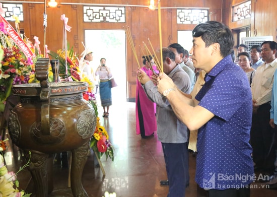 Đoàn cán bộ Công an các tỉnh của nước bạn Lào và công an tỉnh Nghệ An dâng hương trước anh linh Chủ tịch Hồ Chí Minh. Ảnh: Anh Tuấn