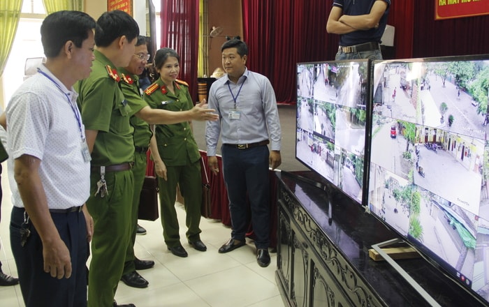 Các đại biểu theo dõi hình ảnh trích xuất camera tại Hội nghị ra mắt mô hình và vận hành hệ thống camera cộng đồng ngày 18/5. Ảnh: Cảnh Nam