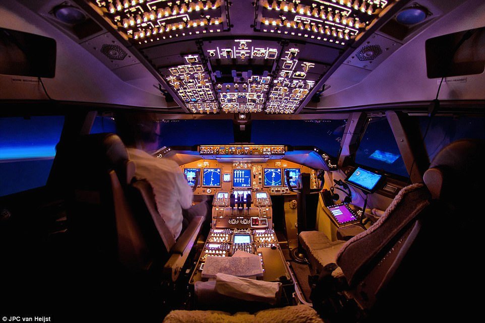 Buồng lái của chiếc 747 được phủ ánh sáng màu tím nhạt khi đi qua Thái Bình Dương vào tháng 5/2013. Van Heijst là phi công làm việc cho hãng Cargolux, anh đã có cơ hội bay vòng quanh thế giới cùng với chiếc Boeing 747.