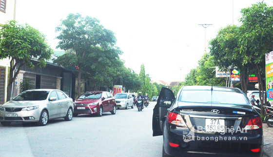 Bất kỳ tuyến đường nào của thành phố Vinh cũng có tình trạng xe ô tô đậu đỗ lộn xộn hai bên lề đường.