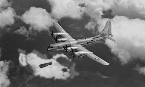 Bức ảnh lịch sử ghi lại cảnh máy bay Enola Gay của Mỹ thả bom nguyên tử xuống Hiroshima. Theo ước tính, khoảng 80.000 người dân ở Hiroshima tử vong trong sự kiện này.