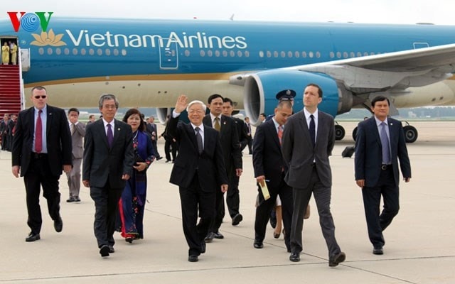 Quan chức cấp cao Mỹ đón chào Tổng Bí thư Nguyễn Phú Trọng khi ông tới Washington. Ngày 6/7, Vietnam Airlines và Boeing đã tổ chức lễ bàn giao máy bay Boeing 787-9 Dreamliner đầu tiên của hãng dưới sự hiện diện và chứng kiến của Tổng Bí thư. Ảnh: VOV