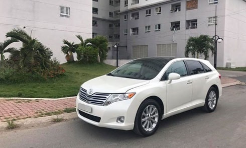 Toyota Venza đời 2009 ngoại thất màu trắng rao bán tại Sài Gòn. 