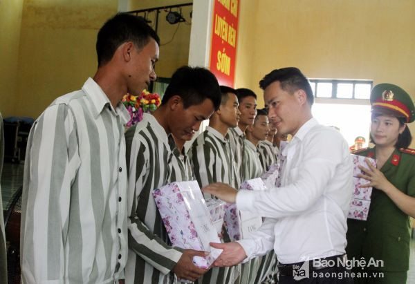 Hội LHTN tỉnh Nghệ An tặng quà cho phạm nhân trong độ tuổi thanh niên có thành tích lao động, cải tạo tốt. Ảnh: Hà Thư.
