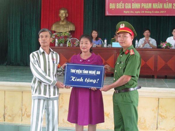 Đại diện Thư viện tỉnh Nghệ An tặng 120 đầu sách cho đơn vị Trại giam số 3. Ảnh: Cẩm Tú