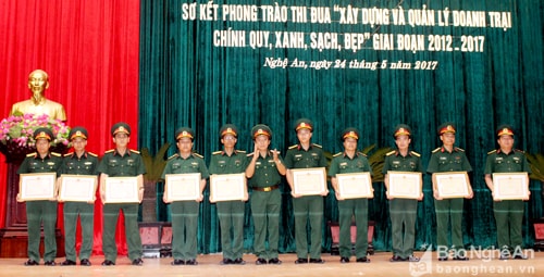 Ban Tổ chức trao Bằng khen, Giấy khen cho các tập thể, cá nhân có thành tích trong PTTĐ “Xây dựng, quản lý doanh trại chính quy, xanh, sạch, đẹp” giai đoạn 2012 - 2017. Ảnh: Đức Cường