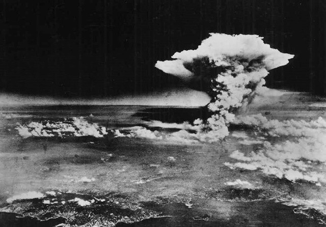 Đám mây hình nấm khổng lồ được tạo thành trong vụ Mỹ thả bom nguyên tử xuống thành phố Hiroshima của Nhật Bản năm 1945. Đây là một trong những vụ thả bom nguyên tử mà Mỹ thực hiện khi triển khai  Dự án Manhattan tối mật.