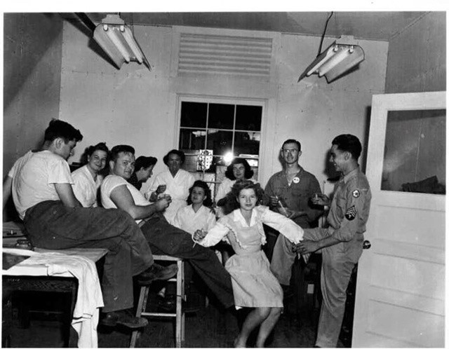 Đây là một số nhân viên tham gia vào chương trình chế tạo bom nguyên tử theo yêu cầu của quân đội Mỹ tại văn phòng ở Los Alamos. Bức ảnh này được chụp khi họ có giây phút vui vẻ sau giờ làm việc.