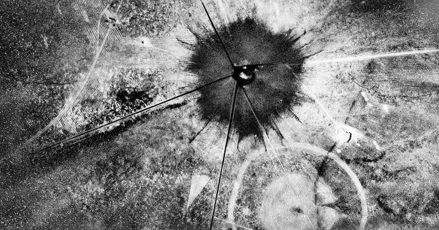 Ảnh chụp từ trên cao cho thấy miệng hố bom khổng lồ được tạo ra trong cuộc thử nghiệm bom nguyên tử mang mật danh 
