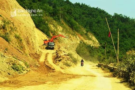 Đường tránh ngập Quốc lộ 7A đoạn qua xã Thạch Giám vẫn đang dở dang (ảnh chụp tháng 5/2017).