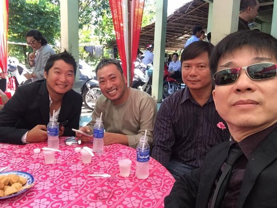 Đạo diễn Nguyễn Quang Dũng có mặt trong một đám cưới đúng như thông báo anh lấp lửng viết cách đây 2 tuần... 