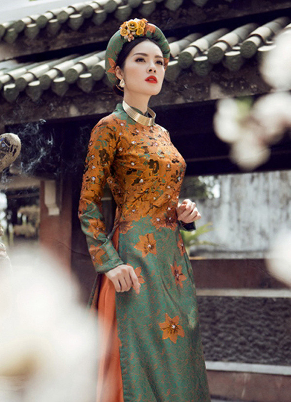 Diễn viên Dương Cẩm Lynh mặc áo dài gấm họa tiết hoa.