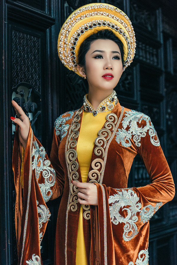 Á hậu Trang sức 2009 Lê Huỳnh Thúy Ngân mặc thiết kế có lớp áo choàng bên ngoài.