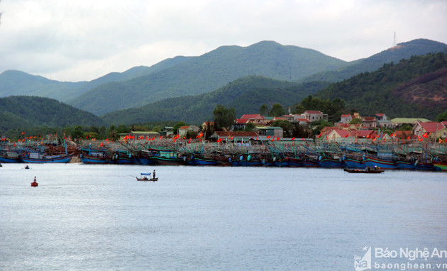 Cảng cá Lạch Cờn thuộc địa phận 2 phường Quỳnh Phương và Quỳnh Lập (thị xã Hoàng Mai). Đây là một trong những cảng cá lớn nhất tỉnh Nghệ An với số lượng tàu thuyền gần 900 chiếc. Ảnh. Tiến Hùng.