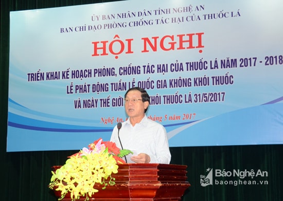 Đồng chí Lê Minh Thông yêu cầu các các sở ban, ngành, đoàn thể, huyện, thành, thị chỉ đạo các cơ quan, đơn vị trực thuộc thực hiện nghiêm túc các quy định của Luật phòng chống tác hại thuốc lá và Kế hoạch Phòng, chống tác hại của thuốc lá tỉnh. Ảnh: Thanh Sơn