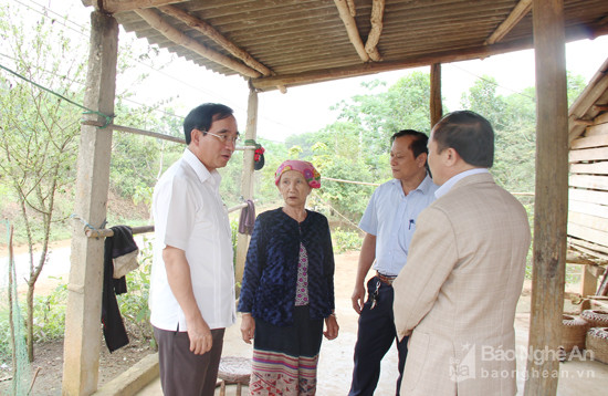 Thường trực HĐND tỉnh giám sát công tác giảm nghèo tại xã Quế Sơn, huyện Quế Phong. Ảnh: Mai Hoa