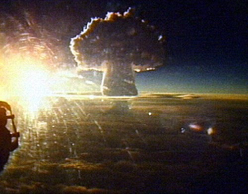 3. Bom nhiệt hạch AN606 có biệt danh bom Sa hoàng (Tsar Bomba) là một trong những bom nguyên tử có sức hủy diệt khủng khiếp nhất trong lịch sử. Theo đó, ngày 30/10/1961, Liên Xô cho phát nổ thử nghiệm bom Sa hoàng ở độ cao 4.000 m trên một hòn đảo ở Vòng Bắc Cực có tên Novaya Zemlya (vùng đất mới). Sau khi bom hạt nhân nổ, một đám mây hình nấm được tạo thành cao tới 60 km.