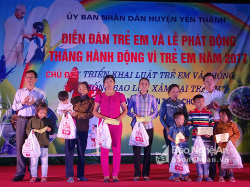 đại diện sở lao động thương binh xã hội tỉnh trao quà cho trẻ em ở huyện Yên Thành