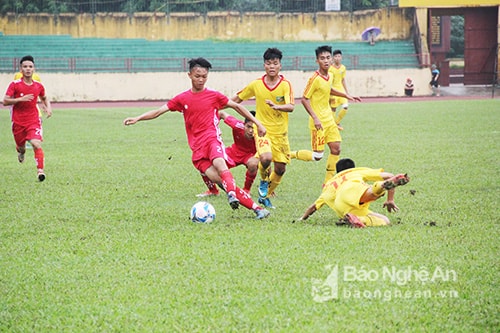 Các cầu thủ Hà Tĩnh (áo đỏ) có một trận đấu tốt trước U17 SLNA- Ảnh: Trung Kiên