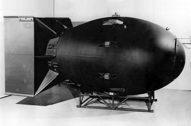 2. “Fat Man” (gã béo) là tên bom nguyên tử thứ 2 mà Mỹ thả xuống thành phố Nagasaki, Nhật Bản trong ngày 9/8/1945. Theo ước tính, khoảng 70.000 dân ở nơi đây chết vì quả bom nguyên tử “Fat Man” phát nổ. Bom nguyên tử “Fat Man” nặng 4.633 kg, đường kính 1,5 m và chiều dài 3,3 m. Vụ nổ bom nguyên tử này gây ra đám mây hình nấm bốc lên cao 18,2 km.