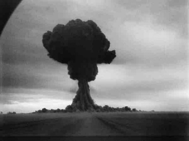 4. Ngày 24/12/1962, Liên Xô tiến hành cuộc thử nghiệm số 219 ở Novaya Zemlya. Quả bom có sức công phá lên đến 24,2 megaton. Vũ khí hạt nhân này có sức công phá khủng khiếp khi càn quét mọi thứ trong bán kính rộng hơn 9 km2 và gây bỏng cấp độ 3 trong một khu vực rộng 5.800 km2. Vụ thử bom hạt nhân này của Liên Xô diễn ra trong bối cảnh chạy đua vũ trang của quốc gia này với Mỹ.
