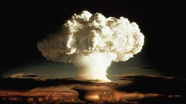 5. Castle Bravo là tên mã của vụ thử nghiệm bom hydrogen đầu tiên do Mỹ thực hiện tại đảo Bikini, thuộc quần đảo Marshall, Thái Bình Dương vào ngày 1/3/1945. Vũ khí hạt nhân này được thiết kế với đương lượng nổ 15 megaton TNT. Do vậy, khi phát nổ, nó tạo ra một quả cầu lửa có đường kính 7 km. Đám khói hình nấm hình thành từ vụ nổ cao tới 40 km với đường kính 10 km sau khi vụ nổ xảy ra được 10 phút. Lượng phóng xạ phát tán trên diện tích 160 km tính từ tâm vụ nổ, từ đó gây nên thảm họa bom hạt nhân tồi tệ nhất trong lịch sử Mỹ.
