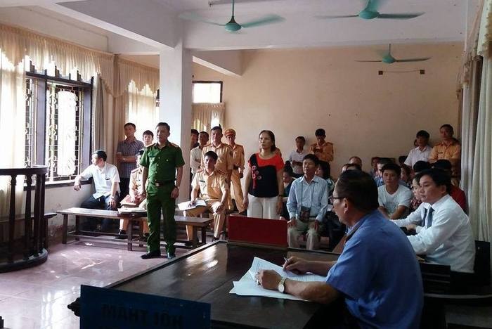 Phiên tòa xét xử vụ lái xe kiện quyết định xử phạt hành chính của Công an TP Vinh. Ảnh: Tân Kỳ
