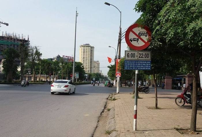 Biển báo hiệu gây tranh cãi tại đường Lê Lợi. Ảnh: Tân Kỳ