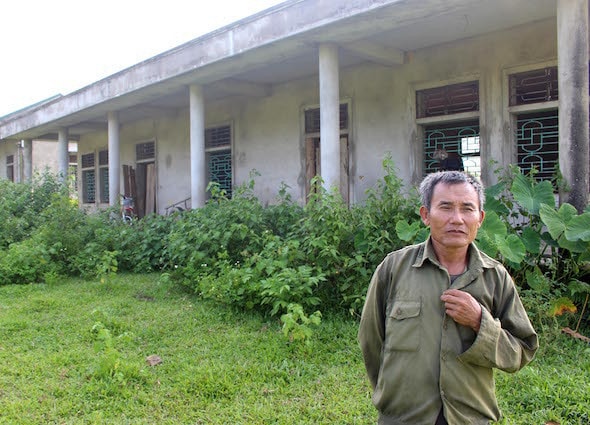 Ông Nguyễn Sỹ Thành (61 tuổi) ở xóm 7 xã Thanh Thủy - người bảo vệ công trình ở khu tái định cư Khe Mừ cho biết: Sau một thời gian dài dự án ngừng trệ, nhiều hộ dân, vốn là chủ sở hữu đất đai trước kia, đã tự ý đưa máy về đây múc mương, giăng dây thép gai, rào các lô đất, từng được khoanh vùng làm đất ở cho 120 hộ dân vạn chài. Ảnh: Huy Thư