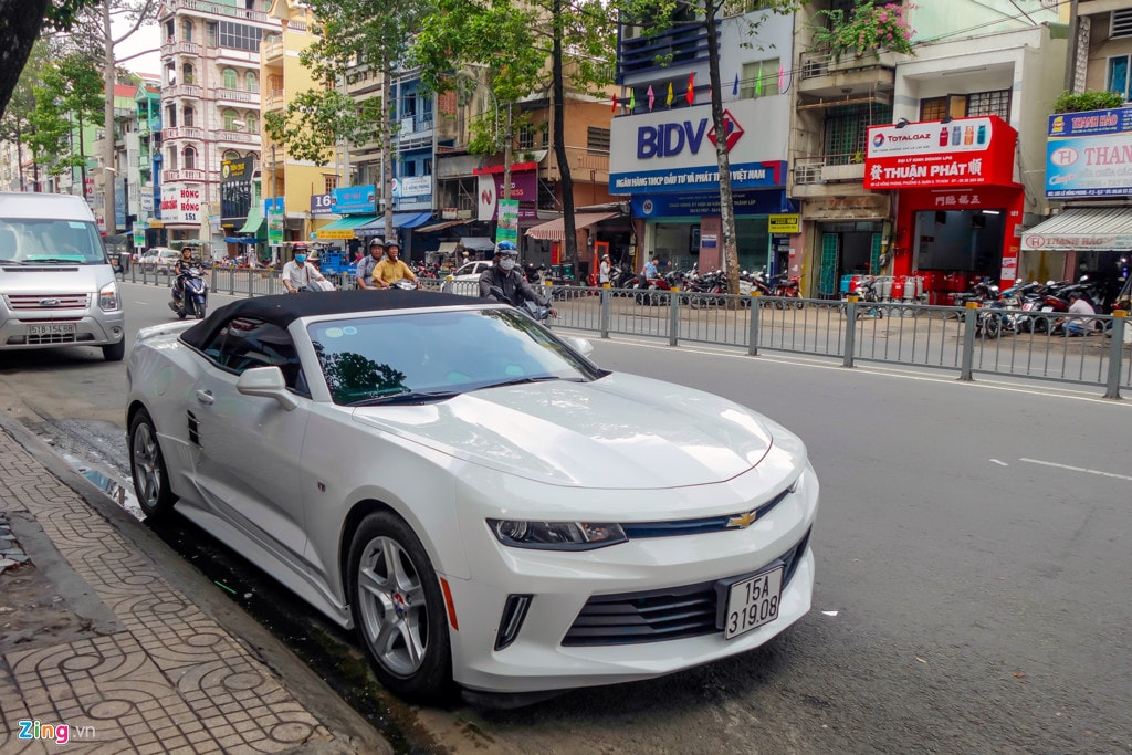 Xe the thao Chevrolet Camaro 2017 dau tien tren duong Sai Gon hinh anh 2