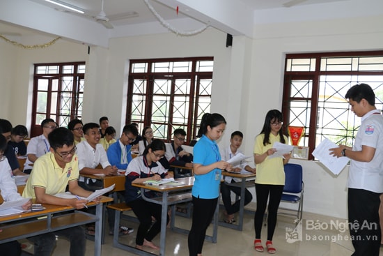 Giờ ôn tập theo nhóm của học sinh lớp 12 A1 - Trường THPT chuyên Đại học Vinh.
