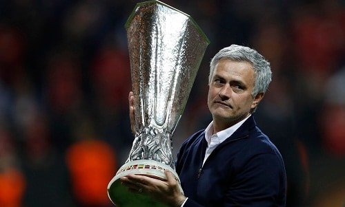 Mourinho và Cup vô địch Europa League. Ảnh: Reuters.